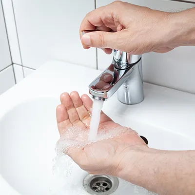 Menos água, mais higiene: o novo desafio dos estabelecimentos de saúde