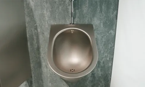 Descubra em vídeo o urinol inox DELTA, que garante higiene e resistência. Ele é ideal para escolas ou estádios.