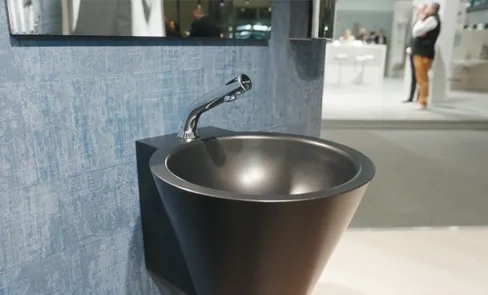 Descubra em vídeo o lavatório preto mate MINI BAILA, que dará estilo à sua casa de banho. Atreva-se com o look «mix and match»!