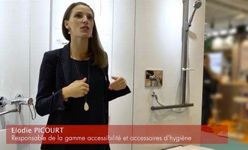 Vídeo sobre o banco de duche rebatível Be-Line®, na atmosfera de design para todos